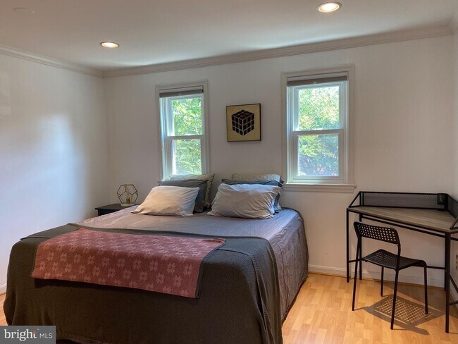 Photo - 617 N Henry St Unit 2 bed 1 bath across the park