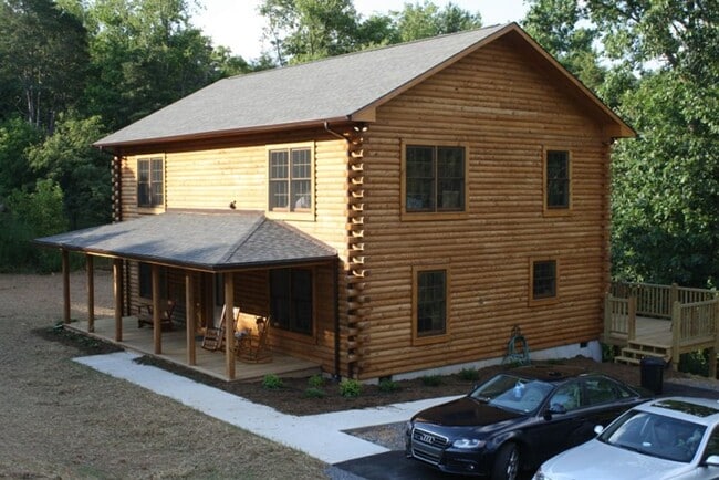Building Photo - 6/1/2028 Move in - Student Housing 6 BR 3 Bath Log Cabin