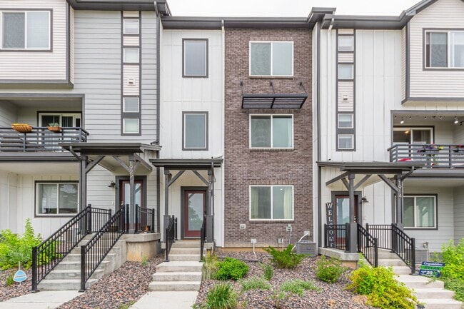 Photo - Immaculate, Well-Maintained 3 bed/3.5 Bath...