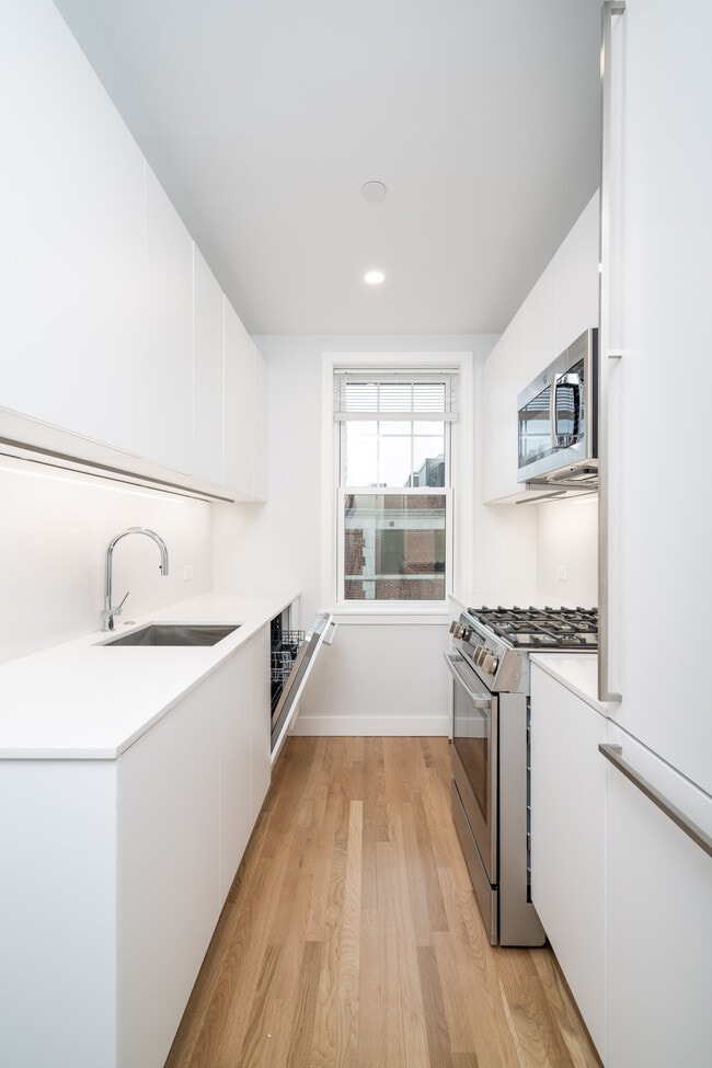 Building Photo - 17 Forest St Unit 42