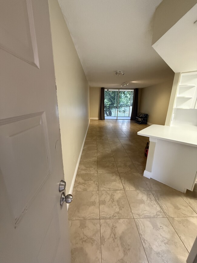 Building Photo - 8343 Lake Dr Unit LAS VISTAS AT DORAL