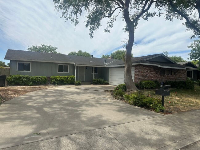 Building Photo - Beautiful Eastridge Home!