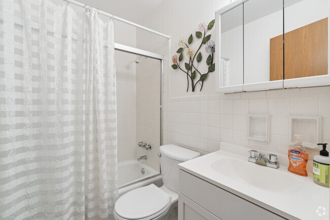 Cottage 1BR, 1BA - 456SF - Bathroom