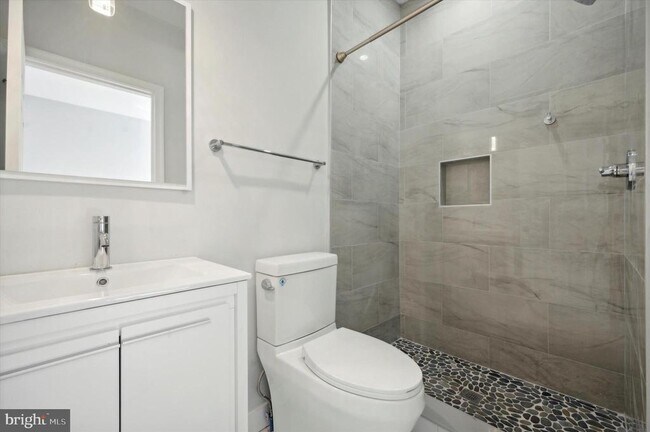 Photo - 647 N 33rd St