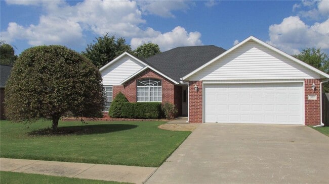 Building Photo - 1902 SW Spruce Rd