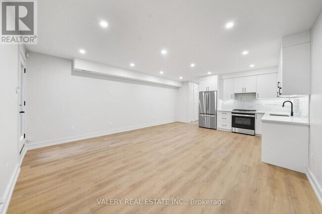 Photo - 158 Dovercourt Rd Unit Lower