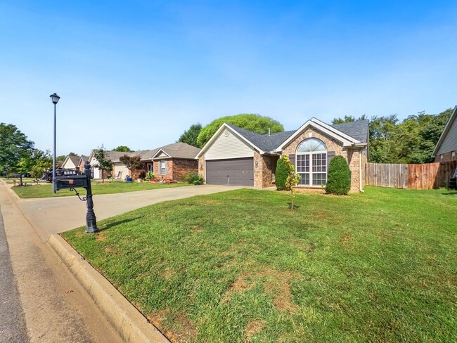 Photo - * Move-In Special * Beautiful Brick 3 Bed ...