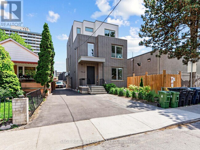 Photo - 909 Castlefield Ave Unit 1