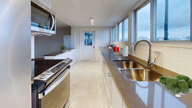 Building Photo - 70 Spadina