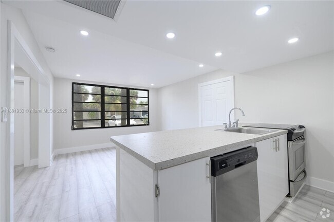 Building Photo - 6518 Miami Lakes Dr Rental