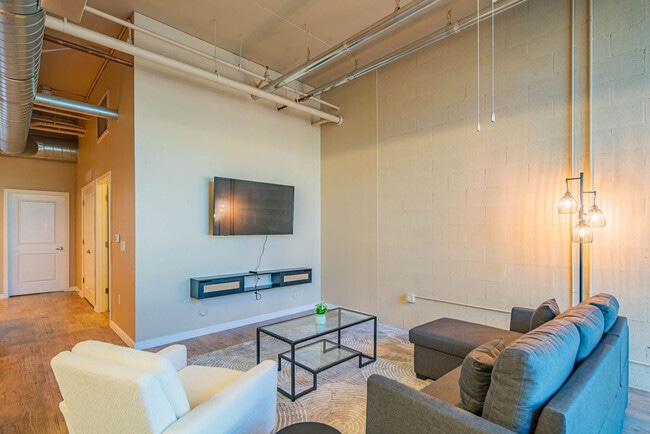 Building Photo - 2727 E University Dr Rental