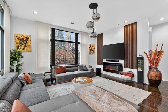 Photo - 721 Longleaf Dr NE