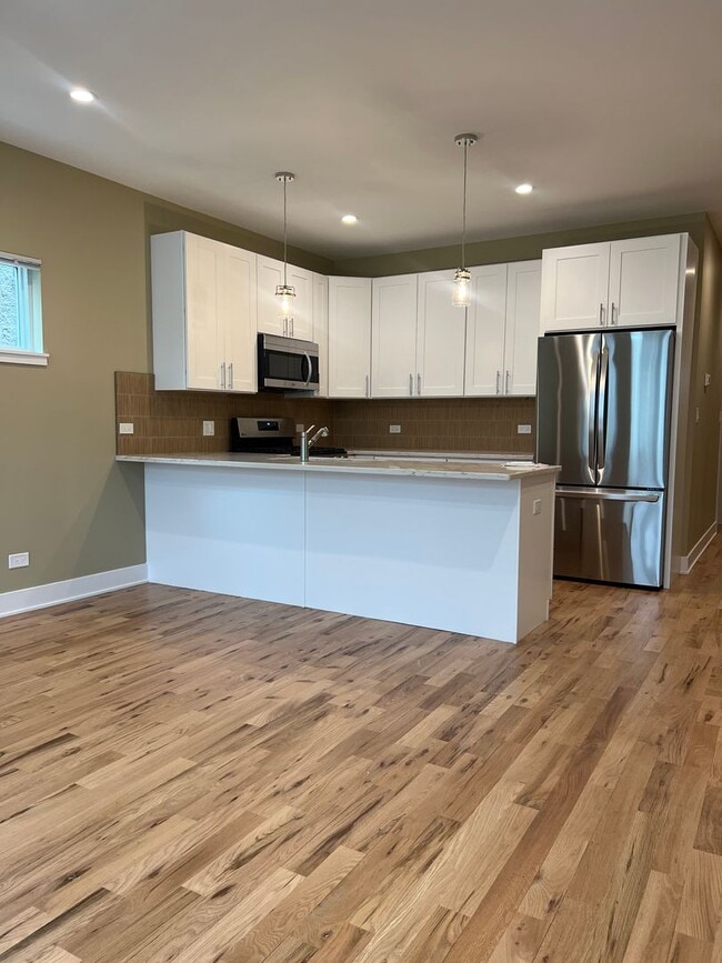 Building Photo - 4231 S Champlain Ave Unit 2