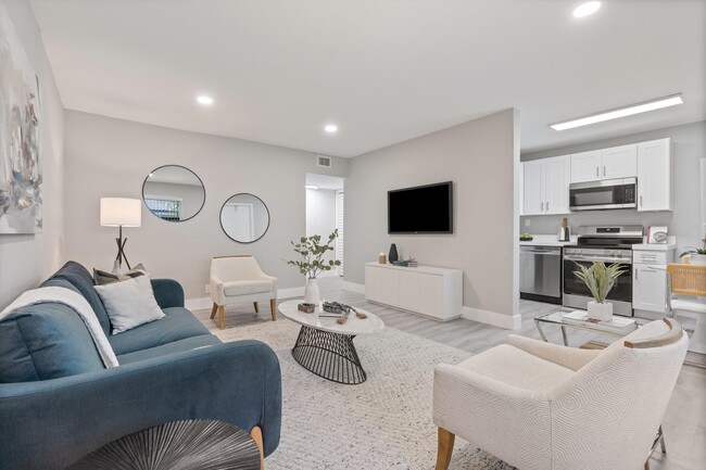 De la sala de estar a la cocina - 1350-1400 NE 5th Ter