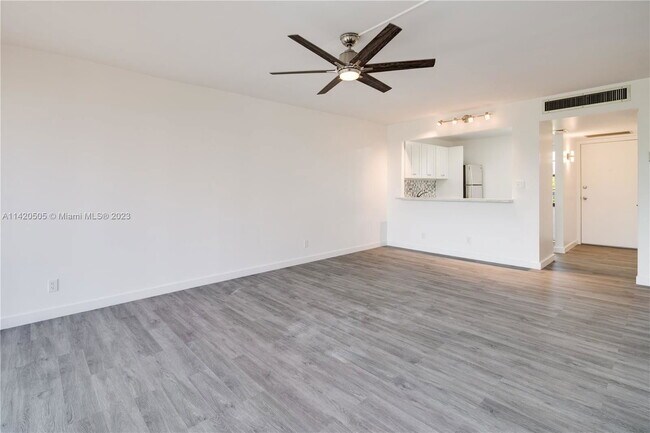 Photo - 3401 N Country Club Dr