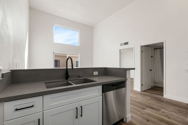 Building Photo - Berendo