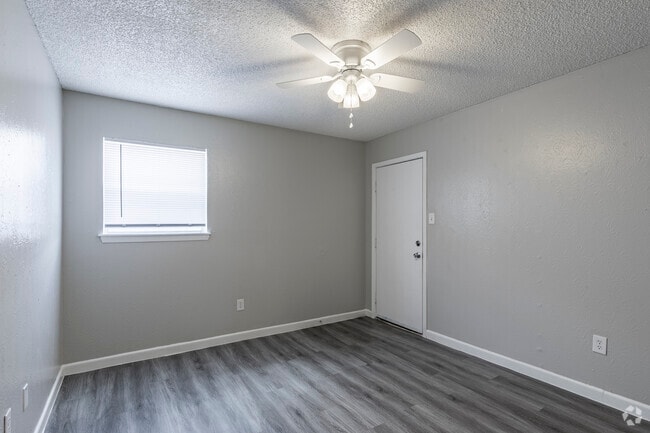 2BR, 2BA - 920SF