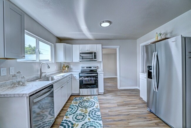 Photo - 2860 Bunting Ave
