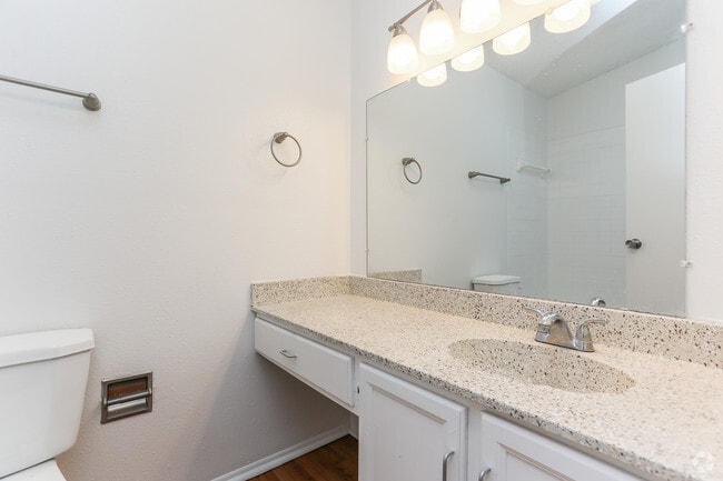 Baño - Buttercup Creek Apartments