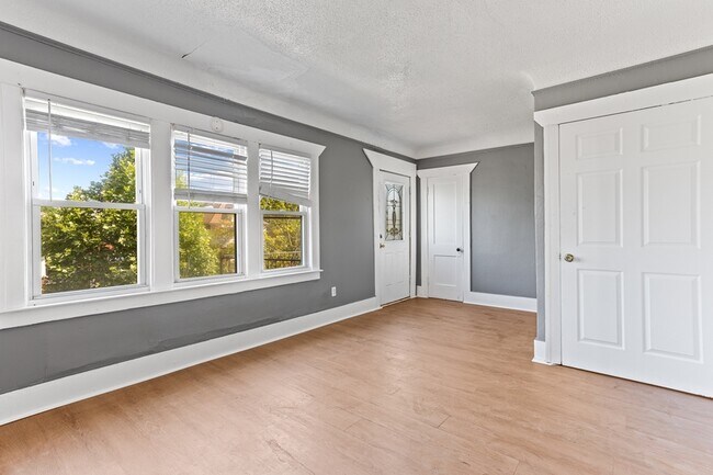 Photo - 2045 Clements St