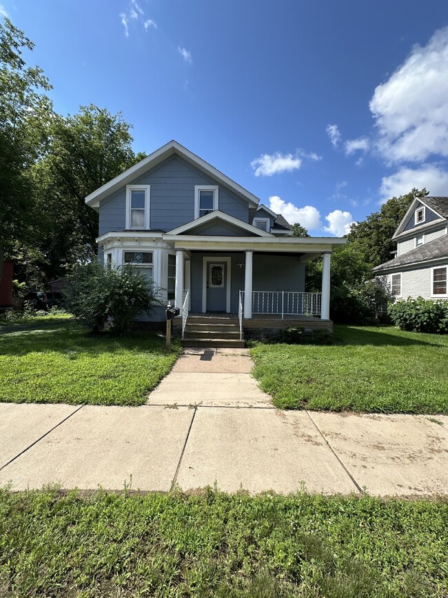 Building Photo - 3 Bed 1 Bath very close to UWEC available ... Rental