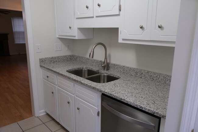 Photo - 2110 Gary St