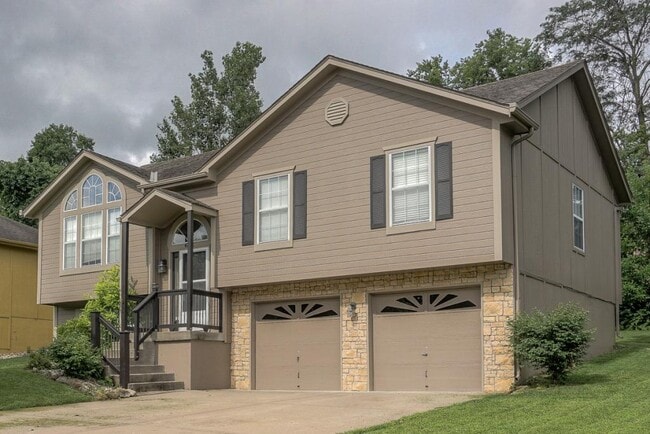 Photo - 612 NE Topaz Dr