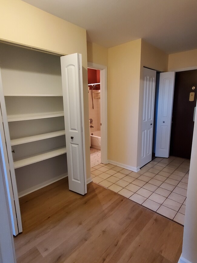 Hallway/Entrance - 8974 N Western Ave