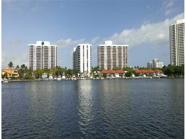 Building Photo - 3600 Yacht Club Dr Unit 1503
