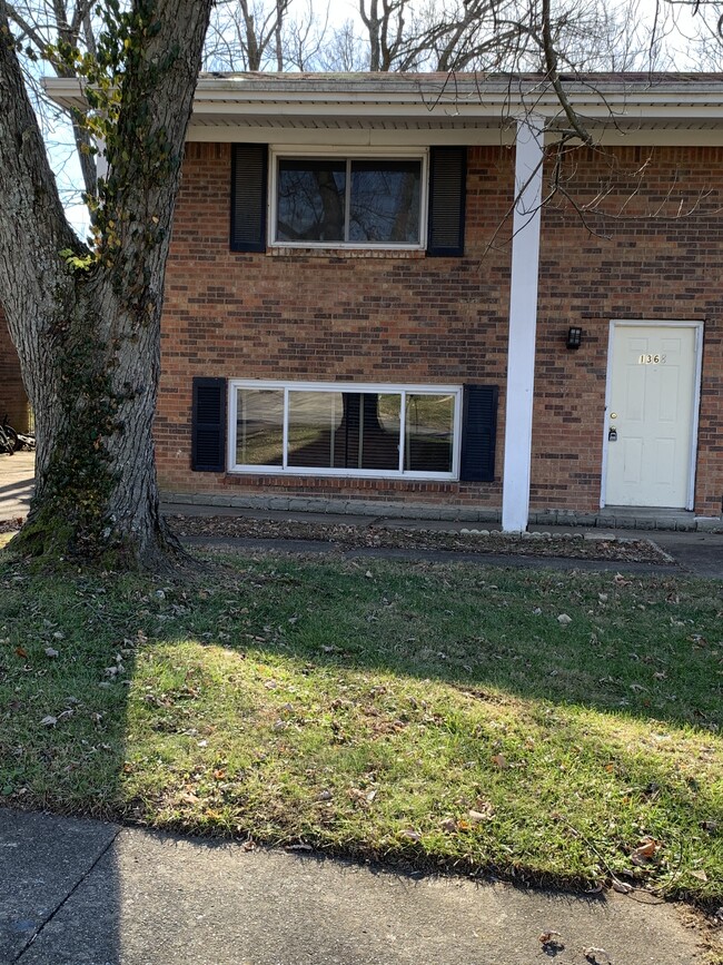 Building Photo - 1368 Dix Dr Rental