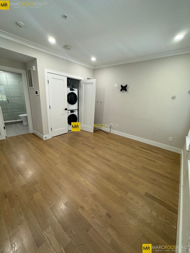 Photo - 535 Newbury St