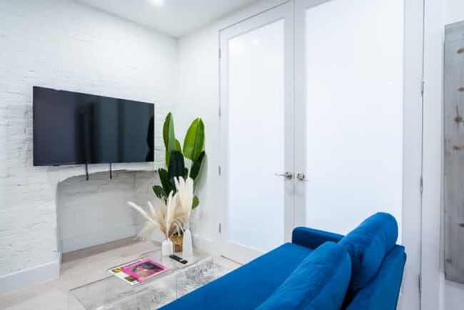 Building Photo - 402 E 11th St Rental