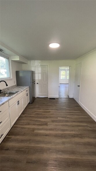 Photo - 240 Robinson St
