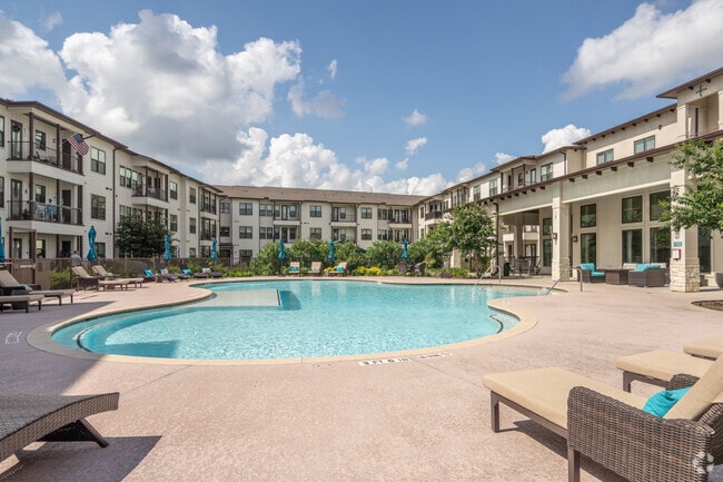 Pool - Ivy Point Klein