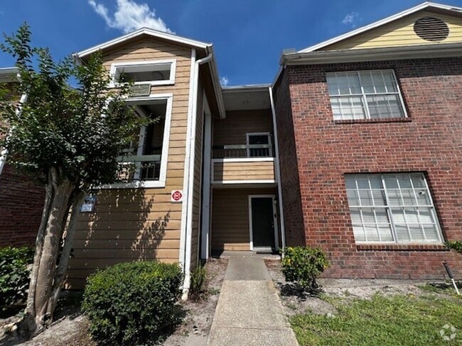 Building Photo - MOVE IN NOW!! Spacious 3 x2 on 2nd floor w... Rental