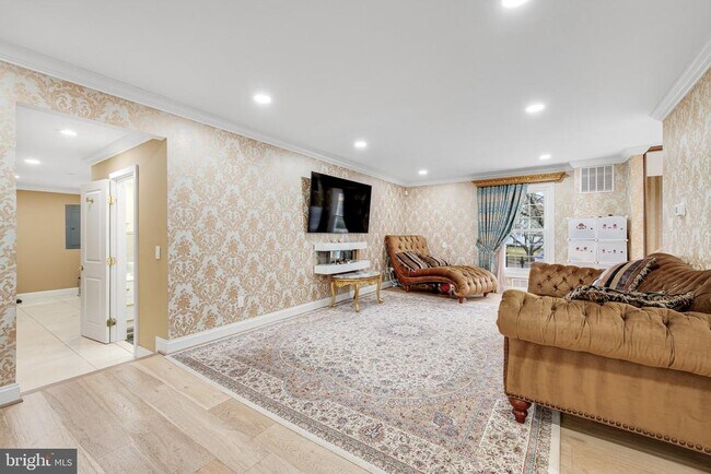 Photo - 10904 Gainsborough Rd