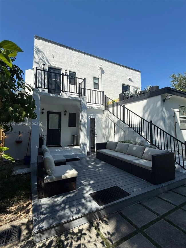 Building Photo - 528 NE 70th St Unit Top