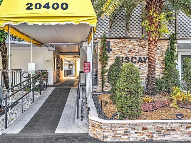 Building Photo - 20400 W Country Club Dr Unit 812