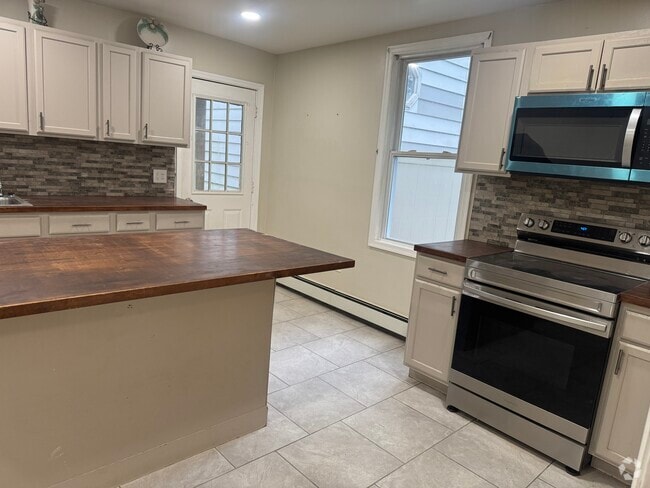 Building Photo - 1048 Birkbeck St Unit 1048 Rental