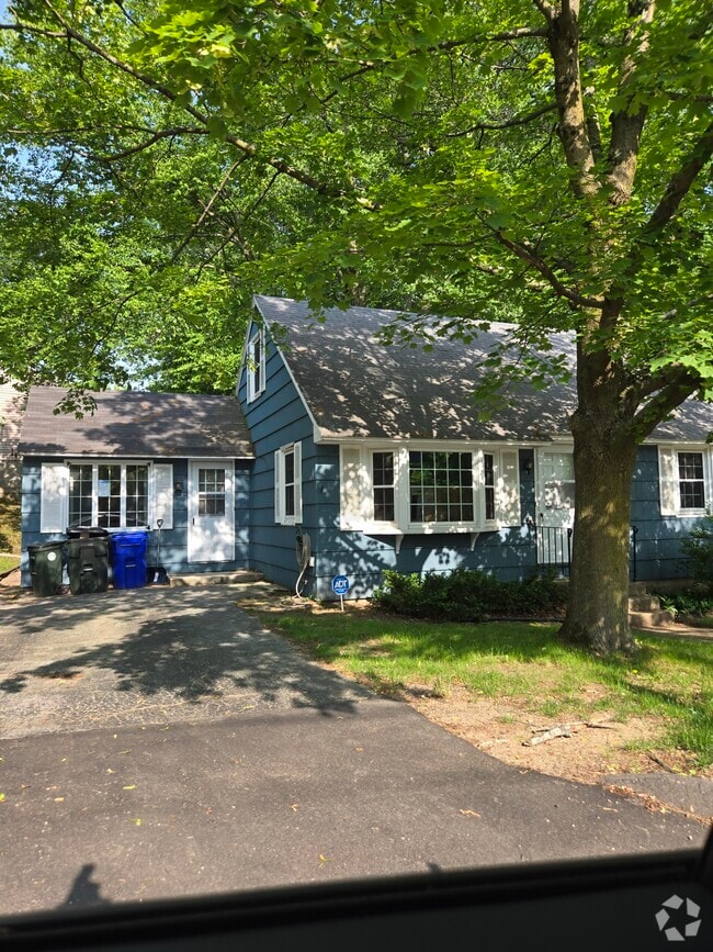 Building Photo - 1280 S Beech St Rental