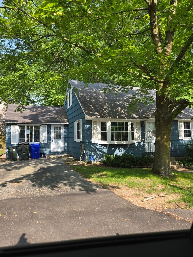 1500 SQ ft single family house - 1280 S Beech St House