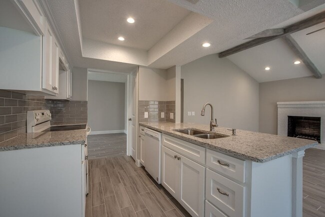 Custom Kitchen - 2311 Blackhaw Ct