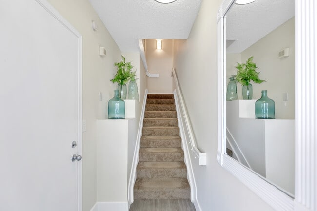 B2 Marseille - Townhouse 2 Beds 2 Baths 2 Car Garage