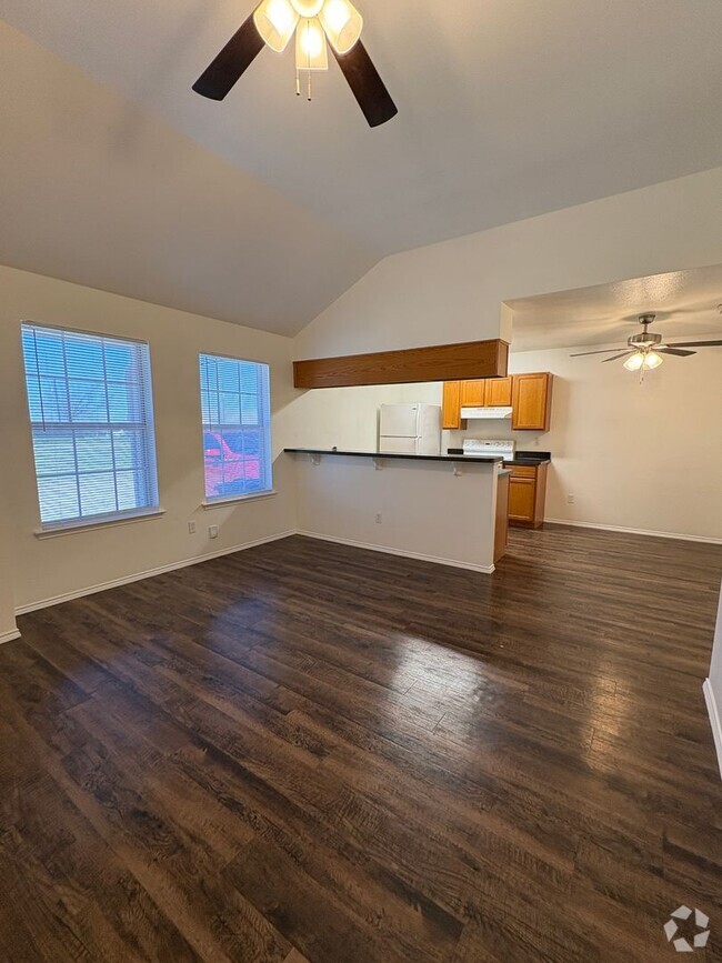 Building Photo - 2 bed 1 bath duplex Rental