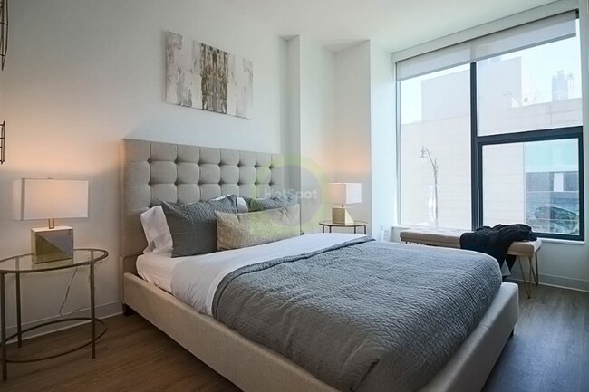 Photo - 815 W Van Buren St