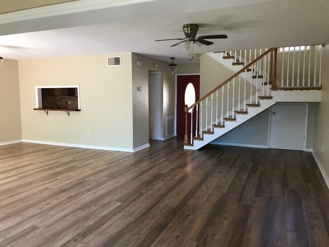 Photo - FABULOUS 3/2.5 Townhome In Wonderful Lake ...