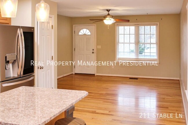 Photo - 211 Stable Ln