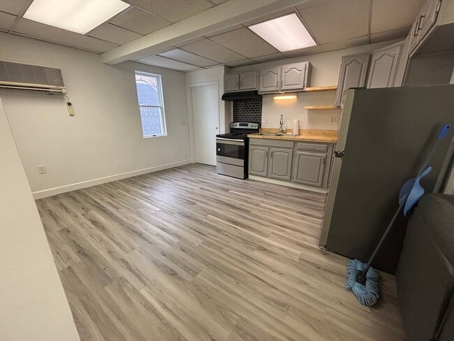 Building Photo - 38 N Main St Unit Apt #4