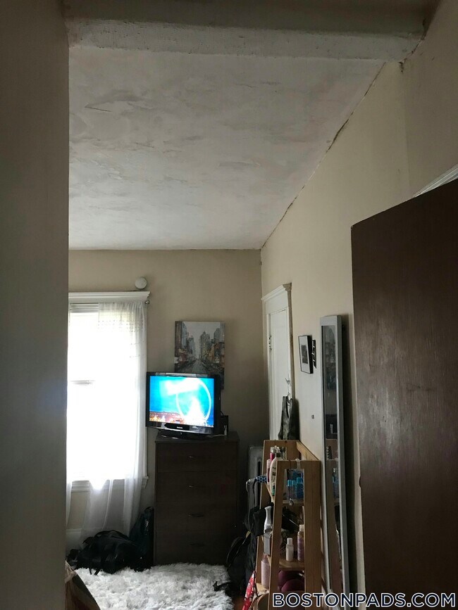 Photo - 156 Middlesex Ave Unidad B