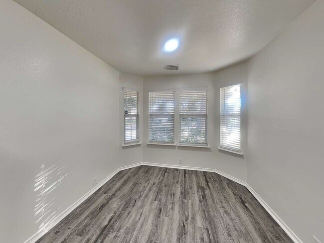 Photo - 3019 Antler Way